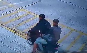 Los sujetos se roban la moto y huyen en contramano por la calle Entre Ríos. Imagen: captura video. 