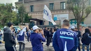 Tras el anuncio de cierre, trabajadores del CDR con el apoyo de Upcn, realizaron un abrazo simbólico a la dependencia. Foto: 0223.