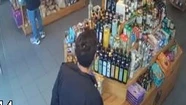 El mechero se robó una pequeña botella de aceite premium y luego se fue del lugar. Imagen: captura video. 