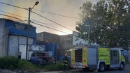 Voraz incendio en una fábrica del Puerto: mirá el video