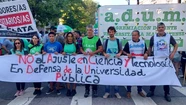 Referentes de Adum y APU, marchan por el microcentro marplatense en reclamo por el ajuste de Milei en la universidad. Foto: Prensa ADUM.