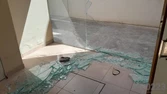 Rompeportones imparables: atacaron un edificio y rompieron los vidrios del hall