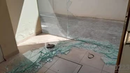 Rompeportones imparables: atacaron un edificio y rompieron los vidrios del hall. Foto: 0223.