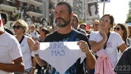 Un hombre sujetando un pañuelo con la leyenda "Nunca Más". Foto: 0223.