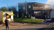 Efectivos de comisaría tercera, bomberos y Defensa Civil trabajaron en el incendio de la vivienda de Cerrito Sur.