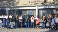 Vecinos de Belgrano realizaron un abrazo a la escuela: "Hay robos y consumo en la puerta"