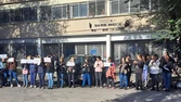 Vecinos de Belgrano realizaron un abrazo a la escuela: "Hay robos y consumo en la puerta"