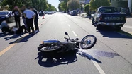 Bajaba a la calle con su camioneta en reversa y chocó a un motociclista que debió ser hospitalizado