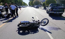 Bajaba a la calle con su camioneta en reversa y chocó a un motociclista que debió ser hospitalizado