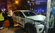Un auto chocó a una moto de Tránsito en Moreno y Jujuy