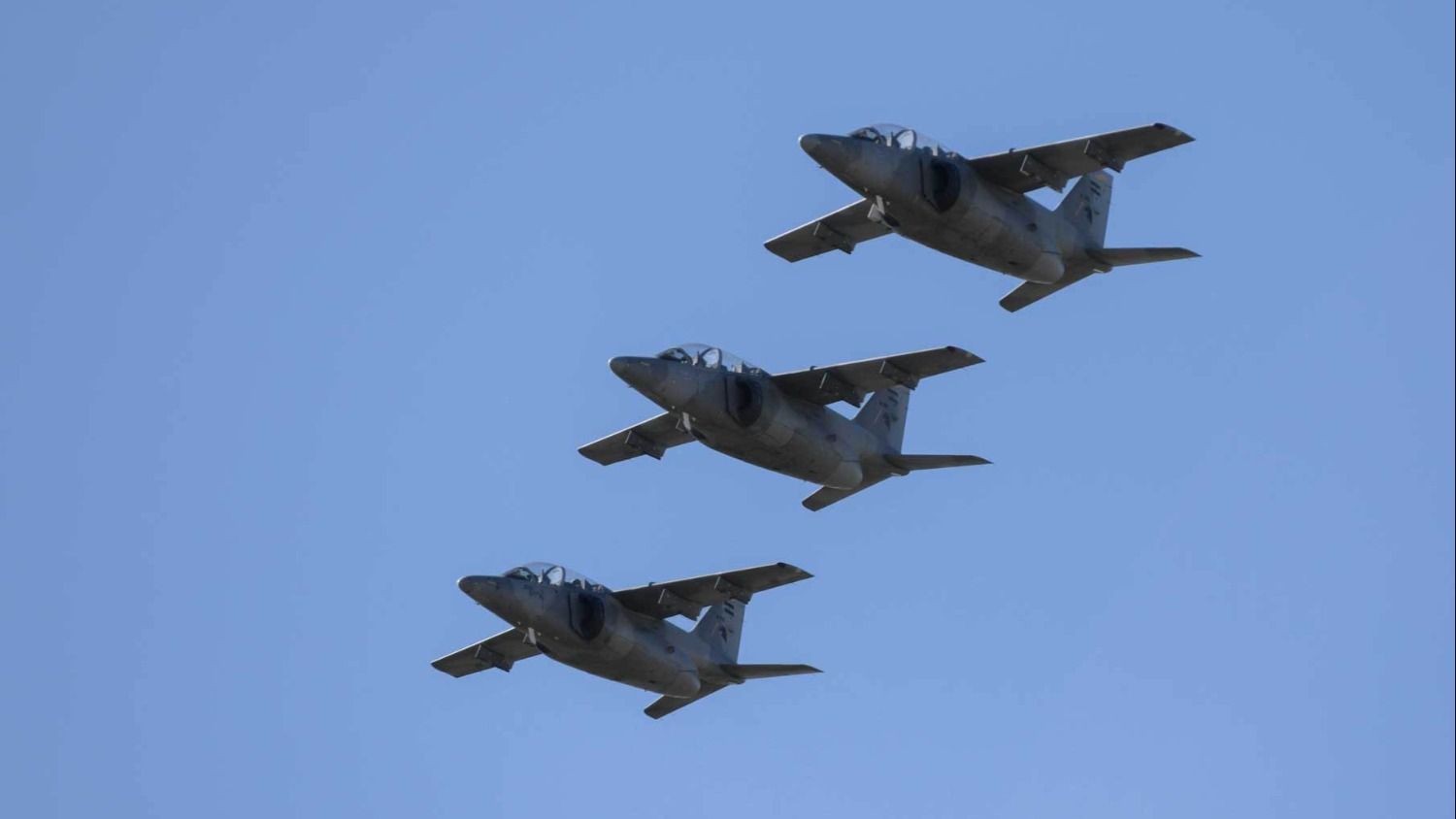 Aviones Pampa volvieron a la renovada pista militar de Tandil 0223