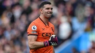 Se los comió: "Dibu" Martínez alcanzó un récord histórico en Aston Villa