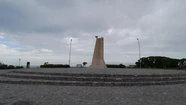 El Monumento a la Bandera se quedó, provisoriamente, sin su mástil. Foto: 0223.