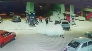 Video: playero héroe apagó el fuego de un auto que tenía una nena adentro