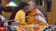 Escándalo: el Dalai Lama besó a un niño en la boca y debió pedir disculpas