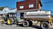 Una vez por semana, un tractor de la delegación lleva agua a los vecinos para que se abastezcan.
