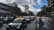 Al menos medio centenar de taxistas cortaron Independencia y Roca, rechazando la "inacción" de Movilidad Urbana contra las apps. Foto: 0223.