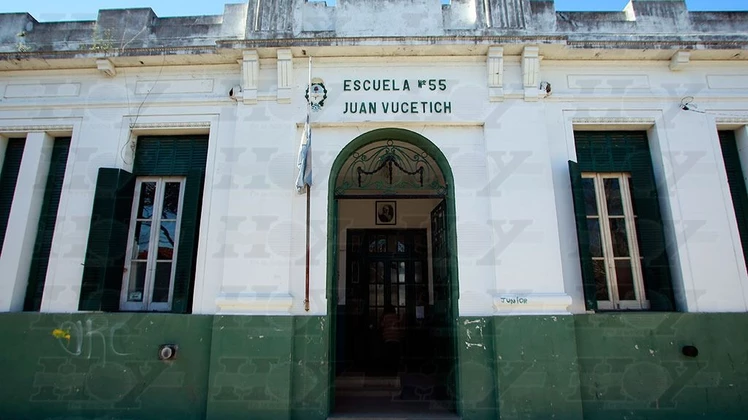 Tiene 11 años, fue armado al colegio y le pegó un culatazo a la maestra: "Soy re mafia compa"