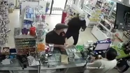 Video: entró a robar a una farmacia pero un cliente lo sacó a trompadas y lo mandó al hospital