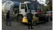 Insólito video: un camión mezclador sin frenos arrastró un auto varias cuadras