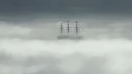 La Fragata Libertad en medio de una capa de niebla, arriba a Mar del Plata.