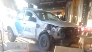 Video: patrullero seguía a motochorros a 140 km/h, chocó 5 autos y se incrustó en un comercio