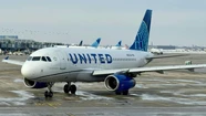 Un Boeing 777 de United Airlines debió aterrizar de emergencia por un incidente con su inodoro