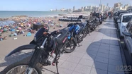El estacionamiento de motos en la costa, una postal de todos los veranos. Foto: 0223.
