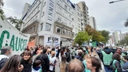 Una masiva protesta convocó a trabajadores, estudiantes y autoridades de la Unmdp frente al Rectorado. Foto: 0223.