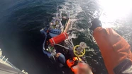 Video: rescatistas de Prefectura despegaron desde Mar del Plata y evacuaron a un marinero enfermo