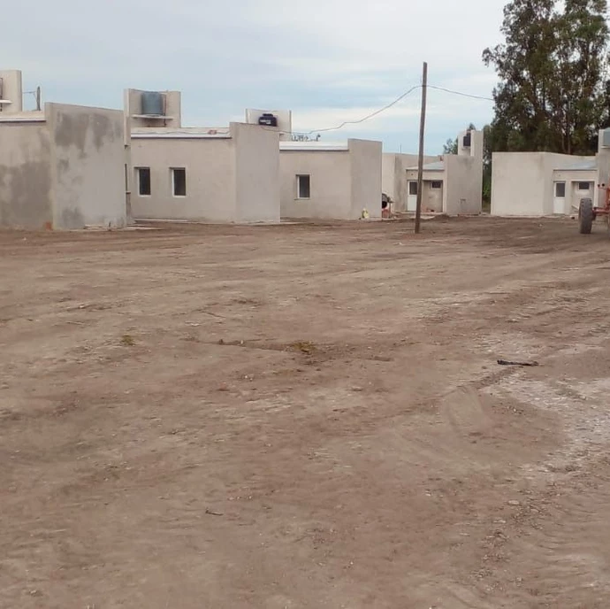 Avanza en Lobería la obra de construcción de 10 viviendas
