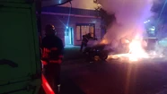 Incendio durante la madrugada: un auto quedó totalmente destruido