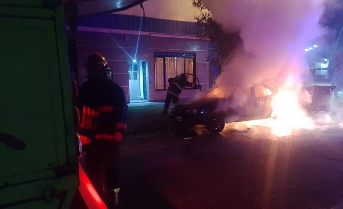 Incendio durante la madrugada: un auto quedó totalmente destruido
