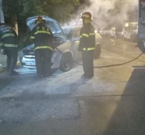 Tensión a metros del complejo universitario: se incendió un remis en San Lorenzo y Funes