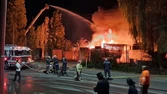 Un impactante incendio consumió dos casas y vehículos en Mendoza