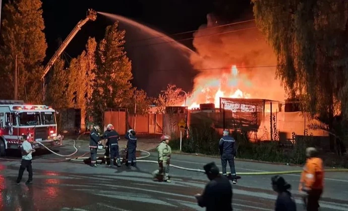 Un impactante incendio consumió dos casas y vehículos en Mendoza