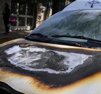 Incendiaron diez autos en Rosario y amenazaron a Bullrich