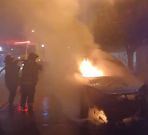 Se incendió un auto en la calle y nadie lo vino a buscar