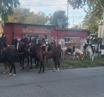 Dueños de caballos faenados concentraron esta mañana en la esquina de Luro y Jara: marcharon hacia el Municipio. Foto: 0223.