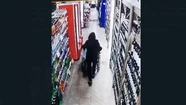 Video: mechera lleva al abuelo en silla de ruedas para robar botellas de vino premium