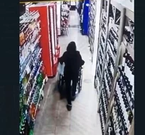 Video: mechera lleva al abuelo en silla de ruedas para robar botellas de vino premium