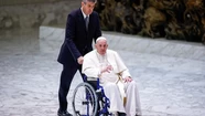 El Papa Francisco tiene problemas para caminar y se vio obligado a desplazarse en silla de ruedas.