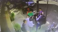 Video: trapitos atacaron a golpes y con un cuchillo a un cliente de un bar que no quiso pagarles