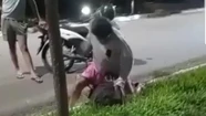 Video: atrapó al ladrón que le robó a su hija y le dio una paliza en plena calle