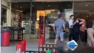 Video: se enojó porque le cerraron la cocina, le pegó a la moza y terminó detenida