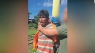 Video: les robaba a los nenes a la salida del colegio y un padre lo atrapó y lo ató a un poste
