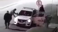 Video insólito: cinco policías detuvieron a un ladrón, pero se confiaron y se les escapó 