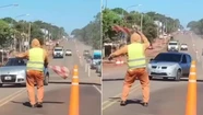 Video: un banderillero se hizo viral por su baile mientras dirigía el tránsito