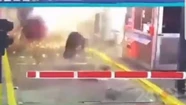 Impactante video: chocó a toda velocidad contra la cabina del peaje, explotó el auto y murió