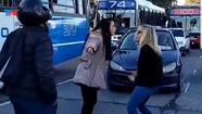 Video: se bajó del auto porque no la dejaban pasar y se peleó con los piqueteros